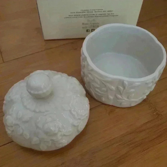 LENOX PORCELIAN CARVED SCALLOP ROSE - Picture 2 of 3